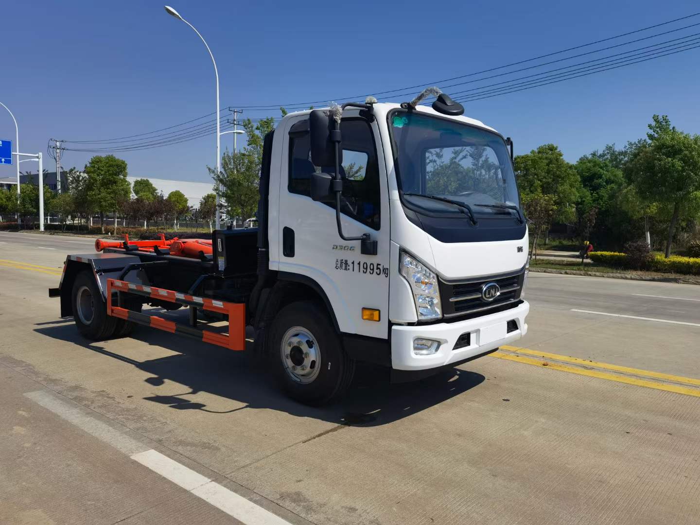 南駿黃牌勾臂式垃圾車